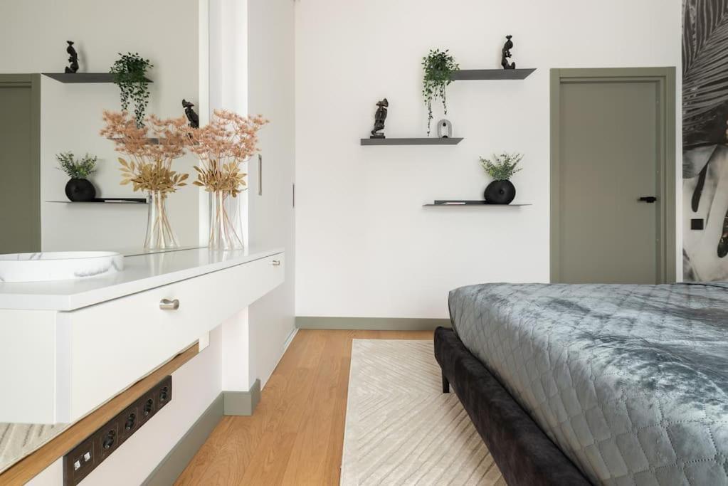Апартаменти Luxurious Penthouse With Parking Рига